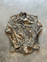 Load image into Gallery viewer, Vintage Rattlers Brand Realtree Advantage Camo Chamois Shirt (M)