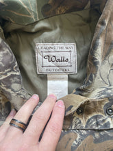Load image into Gallery viewer, Vintage Realtree Camo Jacket (L)