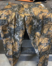 Load image into Gallery viewer, Cabela’s pants