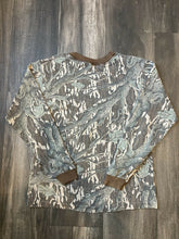 Load image into Gallery viewer, Vintage Mossy Oak Treestand Camo Long Sleeve Shirt (M)