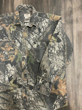 Load image into Gallery viewer, 2000’s Mossy Oak Breakup Camo Chamois Shirt (XL)