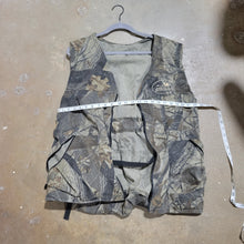 Load image into Gallery viewer, Rocky Mountain Elk Foundation Realtree Hardwoods 20-200 Vest (XL)