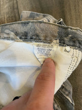 Load image into Gallery viewer, Vintage Wrangler Mossy Oak Breakup Camo Denim Pants (40x32)