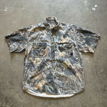Load image into Gallery viewer, 2000’s Mossy Oak Breakup Short Sleeve Button up Shirt (L)