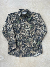 Load image into Gallery viewer, Vintage Mossy Oak Forest Floor Camo Button-Up Shirt (M)