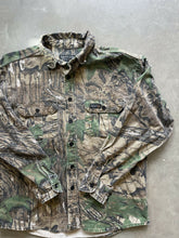 Load image into Gallery viewer, Vintage Realtree Camo Chamois Shirt (M)