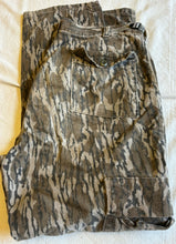 Load image into Gallery viewer, Vintage Heavy Chamois Mossy Oak Bottomland Pants 32-34 (small)