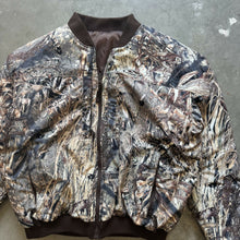 Load image into Gallery viewer, 2000’s Drake Mossy Oak Duck Blind Camo Puffer Jacket (M)