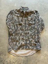 Load image into Gallery viewer, Vintage Mossy Oak Treestand Camo Chamois Shirt (M)