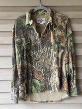 Load image into Gallery viewer, 90’s Wrangler Rugged Wear Realtree Waffle Knit Quarter Zip Shirt (M)