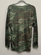 Load image into Gallery viewer, 90’s Camo Shirt (L)