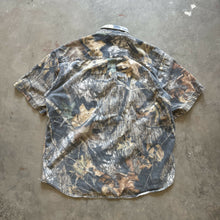 Load image into Gallery viewer, 2000’s Mossy Oak Breakup Short Sleeve Button up Shirt (L)