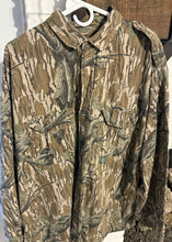 Load image into Gallery viewer, Mossy Oak Treestand Button Down