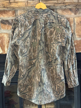 Load image into Gallery viewer, 90’s Mossy Oak Treestand Denim Shirt (M) 🇺🇸