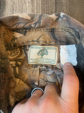 Load image into Gallery viewer, 1990’s Mossy Oak Fall Foliage Camo Strap Shirt (M)