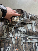 Load image into Gallery viewer, Vintage Duck Bay Trebark Camo Button Up Shirt (M)