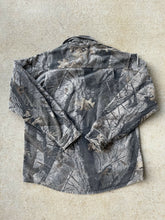 Load image into Gallery viewer, Vintage Rattlers Brand Realtree Hardwoods Camo Chamois Shirt (L)