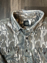 Load image into Gallery viewer, 1990’s Wolf Mountain Mossy Oak Treestand Camo Button Up Shirt (2XL)