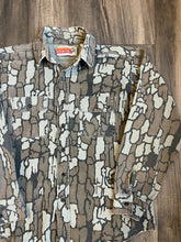 Load image into Gallery viewer, Vintage Winchester Trebark Camo Chamois Shirt (L)