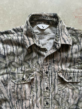 Load image into Gallery viewer, 90’s Realtree Camo Chamois Shirt (L) 🇺🇸