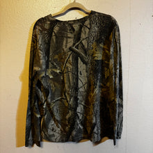 Load image into Gallery viewer, 00’s Outfitter Ridge Realtree Hardwoods Pocket Shirt (M)