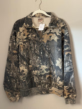 Load image into Gallery viewer, 00’s Mossy Oak Break Up Jerzees Fleece Lined Pullover Jacket (L)