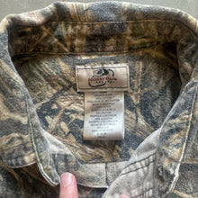 Load image into Gallery viewer, 2000’s Mossy Oak Shadow Grass Camo Chamois Shirt (M)