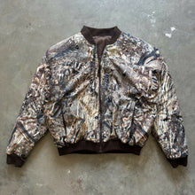 Load image into Gallery viewer, 2000’s Drake Mossy Oak Duck Blind Camo Puffer Jacket (M)