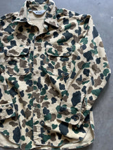 Load image into Gallery viewer, Vintage Woolrich Duck Camo Chamois Shirt (M)