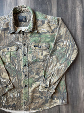 Load image into Gallery viewer, Vintage Rattlers Brand Realtree Camo Chamois Shirt (XL)