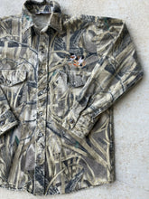 Load image into Gallery viewer, Vintage Advantage Wetlands Camo Canada Goose Embroidered Chamois Shirt (M)