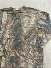 Load image into Gallery viewer, Vintage Realtree Hardwoods Camo Henley Shirt (Xl)