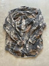 Load image into Gallery viewer, Vintage Realtree Hardwoods Camo Chamois Shirt (M)