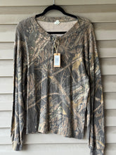 Load image into Gallery viewer, 00’s Mossy Oak Shadow Branch Henley Shirt (M) 🇺🇸