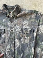 Load image into Gallery viewer, Vintage Duxbak Realtree Hardwoods Camo Button-Up Shirt (L)