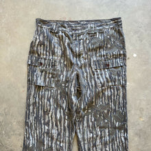 Load image into Gallery viewer, Vintage Realtree Camo Pants (L)