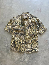 Load image into Gallery viewer, Vintage Realtree Advantage Wetlands Camo Short Sleeve Button-Up Shirt (M)