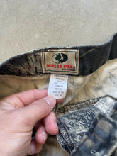 Load image into Gallery viewer, Vintage Mossy Oak Breakup Camo Shorts (L)