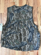 Load image into Gallery viewer, Carhartt Mossy Oak Treestand Camo Hunting Vest men’s size Medium vintage NEW