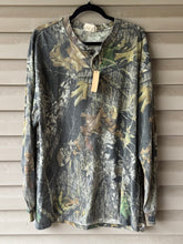 Load image into Gallery viewer, 00’s Mossy Oak Break Up Henley (XXL)
