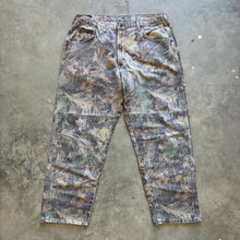 Load image into Gallery viewer, Vintage Wrangler Realtree Advantage Timber Camo Denim Pants (L)