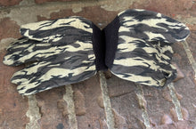 Load image into Gallery viewer, Vintage 80’s Mossy Oak Bottomland Gloves