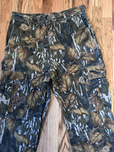 Load image into Gallery viewer, Mossy oak vintage fall foliage hunting camo made in UsA 80s men’s size medium hunting pants