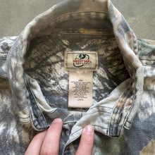 Load image into Gallery viewer, 2000’s Mossy Oak Breakup Short Sleeve Button up Shirt (L)