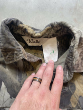 Load image into Gallery viewer, Vintage Realtree Hardwoods Camo Chamois Shirt (M)