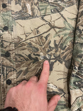 Load image into Gallery viewer, Vintage Rattlers Brand Realtree Camo Chamois Shirt (2XL)