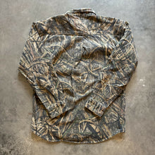 Load image into Gallery viewer, 2000’s Mossy Oak Shadow Grass Camo Chamois Shirt (M)
