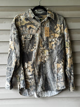 Load image into Gallery viewer, 90’s Mossy Oak Game Winner Break Up Shirt (M/L)