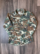 Load image into Gallery viewer, 1990’s Woodland Camo Lightweight Button Up Shirt (M)