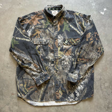 Load image into Gallery viewer, 2000’s Mossy Oak Breakup Camo Chamois Shirt (XL)